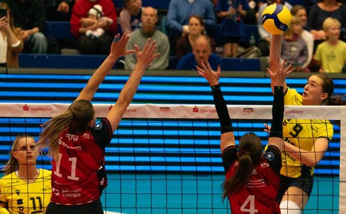 4.10.2025, Volleyball, Frauen, VBL, 1. VBL, 1. Volleyball-Bundesliga, Saison 2025 2026, Superchp-Finale, Dresdner SC - SSC Palmberg Schwerin, Leana Grozer (SSC Palmberg Schwerin, re.) gegen Emma Grome (Dresdner SC, Mitte) und Amanda Siksna (Dresdner SC, 2.v.li.) Dresden Margon Arena Sachsen Deutschland