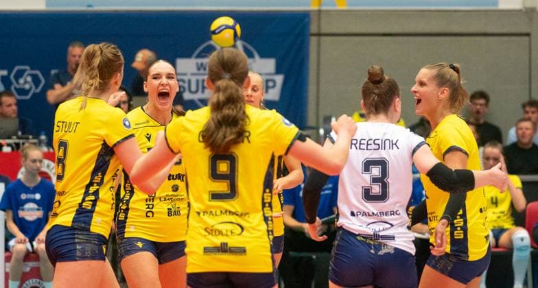 4.10.2025, Volleyball, Frauen, VBL, 1. VBL, 1. Volleyball-Bundesliga, Saison 2025 2026, Superchp-Finale, Dresdner SC - SSC Palmberg Schwerin, Die Spielerinnen des SSC Palmberg Schwerin jubeln. Dresden Margon Arena Sachsen Deutschland