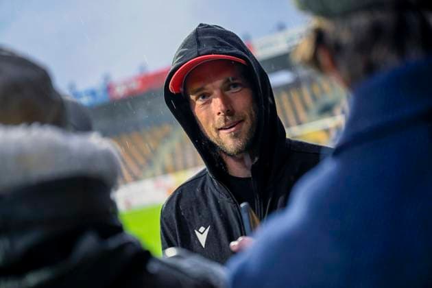 HÄLLEVIK, SVERIGE 20251004 Mjällbys lagkapten Tom Pettersson itnervjuas efter lördagens fotbollsmatch i allsvenskan mellan Mjällby AIF och IF Elfsborg pa Strandvallen i Hällevik. HÄLLEVIK SVERIGE x50090x Copyright: xJohanxNilsson TTx ALLSVENSKAN MJÄLLBY-ELFSBORG