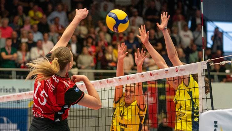 4.10.2025, Volleyball, Frauen, VBL, 1. VBL, 1. Volleyball-Bundesliga, Saison 2025 2026, Superchp-Finale, Dresdner SC - SSC Palmberg Schwerin, Marta Kamelija Levinska (Dresdner SC, li.) gegen Marije ten Brinke (SSC Palmberg Schwerin, Mitte) und Leana Grozer (SSC Palmberg Schwerin, re.) Dresden Margon Arena Sachsen Deutschland