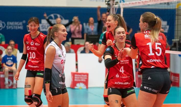 4.10.2025, Volleyball, Frauen, VBL, 1. VBL, 1. Volleyball-Bundesliga, Saison 2025 2026, Superchp-Finale, Dresdner SC - SSC Palmberg Schwerin, Die Spielerinnen des Dresdner SC jubeln. Miku Akimoto (Dresdner SC, li.), Patricia Nestler (Dresdner SC, 2.v.li.), Emma Grome (Dresdner SC, 2.v.re.) und Marta Kamelija Levinska (Dresdner SC, re.) Dresden Margon Arena Sachsen Deutschland