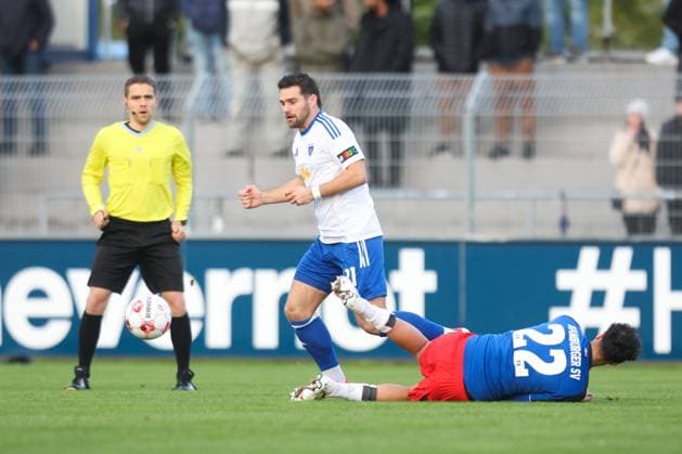 04.10.2025, Fussball, Herren, Regionalliga Nord, 13. Spieltag, BSV Kickers Emden - Hamburger SV II Tido Steffens (weiß 21 BSV Kickers Emden) im Zweikampf mit Omar Megeed (22 Hamburger SV II)