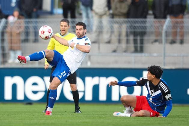 04.10.2025, Fussball, Herren, Regionalliga Nord, 13. Spieltag, BSV Kickers Emden - Hamburger SV II Tido Steffens (weiß 21 BSV Kickers Emden) im Zweikampf mit Omar Megeed (22 Hamburger SV II)