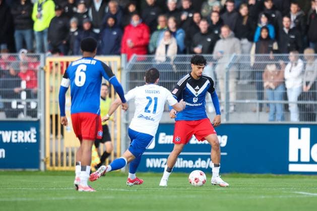 04.10.2025, Fussball, Herren, Regionalliga Nord, 13. Spieltag, BSV Kickers Emden - Hamburger SV II Tido Steffens (weiß 21 BSV Kickers Emden) im Zweikampf mit Omar Megeed (22 Hamburger SV II)