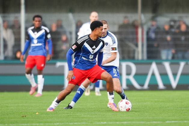 04.10.2025, Fussball, Herren, Regionalliga Nord, 13. Spieltag, BSV Kickers Emden - Hamburger SV II Marten Schmidt (weiß 13 BSV Kickers Emden) im Zweikampf mit Leonardo Garcia Posadas (6 Hamburger SV II)