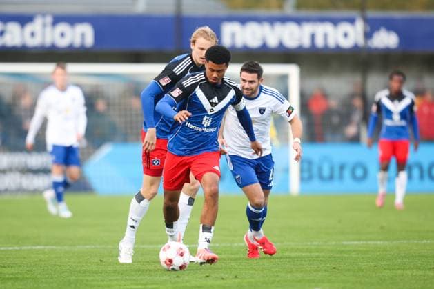 04.10.2025, Fussball, Herren, Regionalliga Nord, 13. Spieltag, BSV Kickers Emden - Hamburger SV II Leonardo Garcia Posadas (6 Hamburger SV II) im Zweikampf mit Tido Steffens (weiß 21 BSV Kickers Emden)