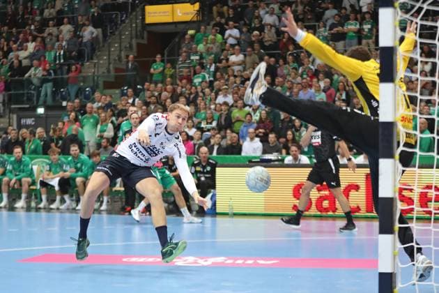 Handball DAIKIN HBL: SC DHfK Leipzig - SG Flensburg-Handewitt; 04.10.2025 Simon Pytlick (2, SG Flensburg-Handewitt) wirft gegen Torwart Domenico Ebner (1, SC DHfK Leipzig). Handball, DAIKIN HBL, 1. Bundesliga, Saison 2025 2026, 7. Spieltag: SC DHfK Leipzig vs. SG Flensburg-Handewitt am 04.10.2025 in der Quarterback Immobilien Arena Leipzig. Copyright: xBEAUTIFULxSPORTS JanxKaeferx