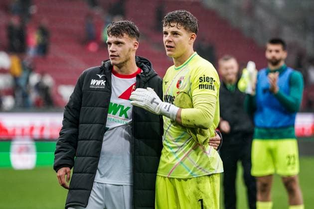 1. Bundesliga 2025 2026 - 6. Spieltag 04.10.2025 - FC Augsburg vs. VfL Wolfsburg - WWK Arena (Augsburg, Deutschland); Robin Fellhauer (FC Augsburg), Finn Dahmen (FC Augsburg) Copyright: xLukaxKolanovicx