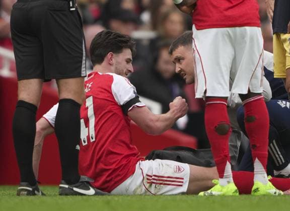 Declan Rice of Arsenal talks to the team physio after injuring his back, and is forced to leave the field Arsenal v West Ham United, Premier League, Football, Emirates Stadium, London, UK - 04 Oct 2025London Emirates Stadium United Kingdom EDITORIAL USE ONLY No use with unauthorised audio, video, data, fixture lists, club league logos or live services. Online in-match use limited to 120 images, no video emulation. No use in betting, games or single club league player publications. Copyright: xJedxLeicester Shutterstockx 15515822ap