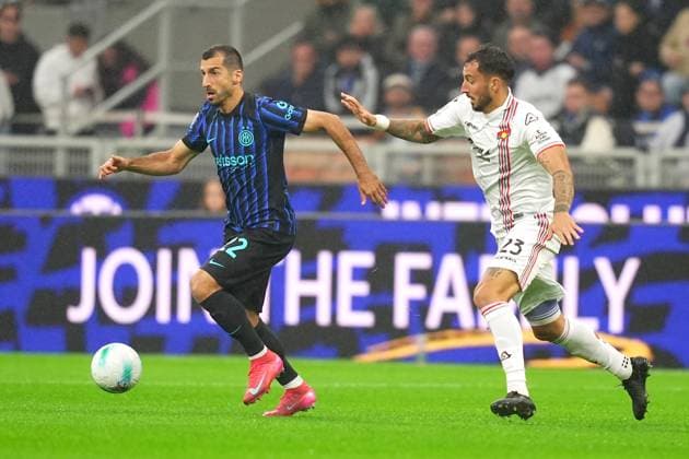 Inter Milan s Henrikh Mkhitaryan fights for the ball witCremonese s Federico Ceccherini during the Serie A soccer match between Inter and Cremonese at the San Siro Stadium in Milan , north Italy - Saturday , October 4 , 2025. - Soccer .  Copyright: xSpada LaPressex