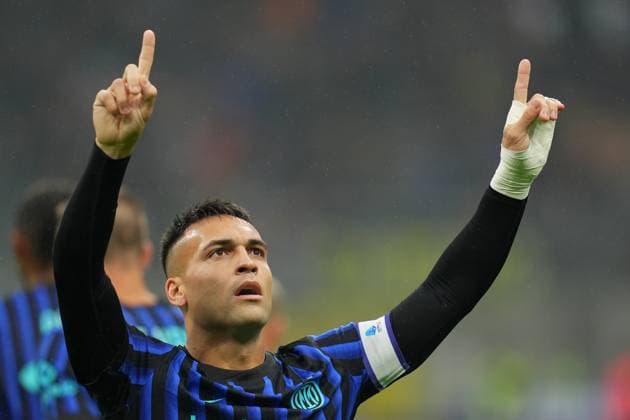 Inter MilanÕs Lautaro Martinez celebrates after scoring 1-0 during the Serie A soccer match between Inter and Cremonese at the San Siro Stadium in Milan , north Italy - Saturday , October 4 , 2025. - Soccer .  Copyright: xSpada LaPressex