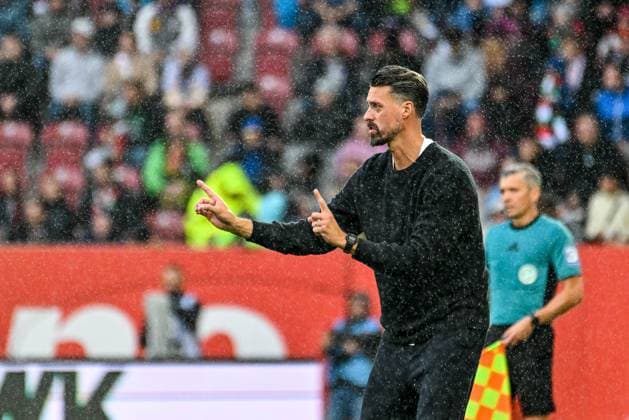 GER, 1. FBL, FC Augsburg vs VfL Wolfsburg 04.10.2025, WWK-Arena, Augsburg, GER, 1. FBL, FC Augsburg vs VfL Wolfsburg, im Bild Sandro Wagner (FC Augsburg) gibt im Regenschauer Anweisungen