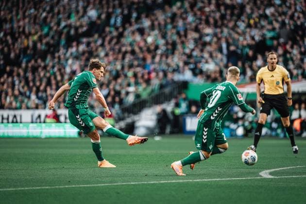 Fußball Männer Saison 2025 2026 1. Fußball-Bundesliga 6. Spieltag SV Werder Bremen vs. FC St. Pauli 04.10.2025 Jens Stage ( 06, SV Werder Bremen) beim Torschuss Bremen Weserstadion Bremen Deutschland