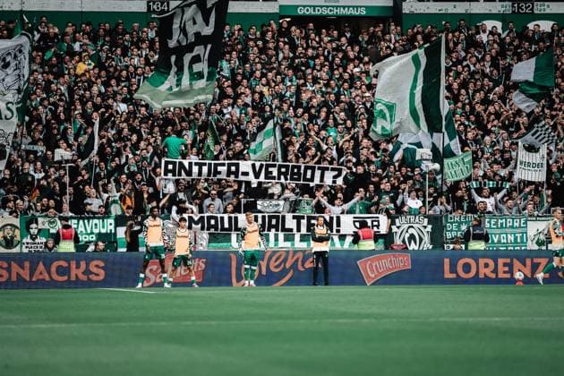 Fußball Männer Saison 2025 2026 1. Fußball-Bundesliga 6. Spieltag SV Werder Bremen vs. FC St. Pauli 04.10.2025 Werder Fans mit einem Transparent Antifa-Verbot? Maul Halten! Bremen Weserstadion Bremen Deutschland