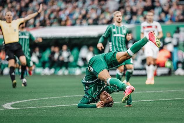 Sport Bilder des Tages Fußball Männer Saison 2025 2026 1. Fußball-Bundesliga 6. Spieltag SV Werder Bremen vs. FC St. Pauli 04.10.2025 Justin Njinmah ( 11, SV Werder Bremen) überschlägt sich Bremen Weserstadion Bremen Deutschland