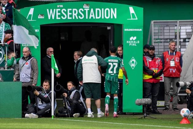 27 Felix Agu ( Bremen ) wurde behandelt und dann später ausgewechselt Deutschland , Bremen , Weserstadion , Fussball , 1. Bundesliga , SV Werder Bremen - FC St Pauli