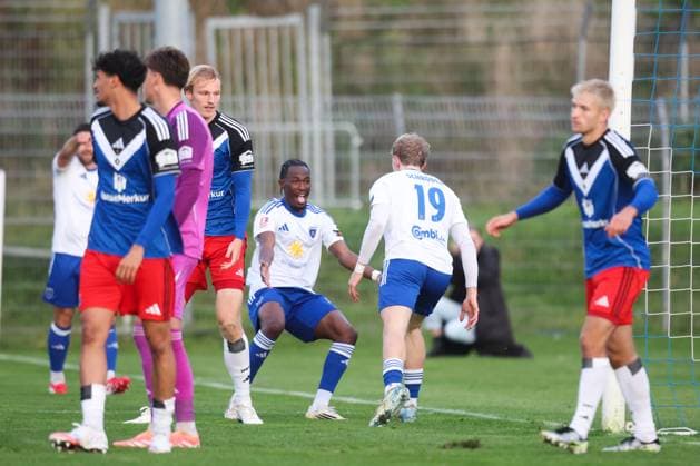 04.10.2025, Fussball, Herren, Regionalliga Nord, 13. Spieltag, BSV Kickers Emden - Hamburger SV II Torjubel zum 1:0 durch Theo Schröder (weiß 19 BSV Kickers Emden)