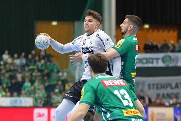 Handball DAIKIN HBL: SC DHfK Leipzig - SG Flensburg-Handewitt; 04.10.2025 Marko Grgic (17, SG Flensburg-Handewitt) in der Luft gegen Luka Rogan (33, SC DHfK Leipzig). Handball, DAIKIN HBL, 1. Bundesliga, Saison 2025 2026, 7. Spieltag: SC DHfK Leipzig vs. SG Flensburg-Handewitt am 04.10.2025 in der Quarterback Immobilien Arena Leipzig. Copyright: xBEAUTIFULxSPORTS JanxKaeferx