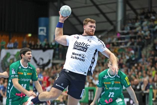 Handball DAIKIN HBL: SC DHfK Leipzig - SG Flensburg-Handewitt; 04.10.2025 Johannes Golla (4, SG Flensburg-Handewitt) wirft aufs Tor. Handball, DAIKIN HBL, 1. Bundesliga, Saison 2025 2026, 7. Spieltag: SC DHfK Leipzig vs. SG Flensburg-Handewitt am 04.10.2025 in der Quarterback Immobilien Arena Leipzig. Copyright: xBEAUTIFULxSPORTS JanxKaeferx