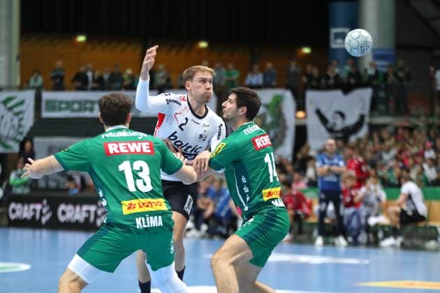 Handball DAIKIN HBL: SC DHfK Leipzig - SG Flensburg-Handewitt; 04.10.2025 Simon Pytlick (2, SG Flensburg-Handewitt) mit dem Abspiel unter Druck. Handball, DAIKIN HBL, 1. Bundesliga, Saison 2025 2026, 7. Spieltag: SC DHfK Leipzig vs. SG Flensburg-Handewitt am 04.10.2025 in der Quarterback Immobilien Arena Leipzig. Copyright: xBEAUTIFULxSPORTS JanxKaeferx