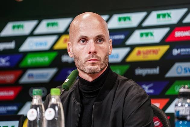 1. Bundesliga 2025 2026 - 6. Spieltag 04.10.2025 - FC Augsburg vs.VfL Wolfsburg - WWK Arena (Augsburg, Deutschland); Pressekonferenz mit Trainer Paul Simonis (VfL Wolfsburg) Copyright: xLukaxKolanovicx