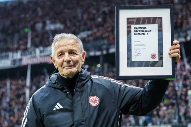 Eintracht Frankfurt-Legende Karl-Heinz Charly Koerbel erhaelt die Ehrenmitgliedschaft fuer sein Engagement, Eintracht Frankfurt vs. FC Bayern Muenchen, DFL, Bundesliga, Saison 2025 2026, Deutsche Bank Park, Hinrunde, 6. Spieltag, 04.10.2025 DFB regulations prohibit any use of photographs as image sequences and or quasi-video Frankfurt Hessen Deutschland