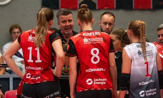 4.10.2025, Volleyball, Frauen, VBL, 1. VBL, 1. Volleyball-Bundesliga, Saison 2025 2026, Superchp-Finale, Dresdner SC - SSC Palmberg Schwerin, Trainer Alexander Waibl (Dresdner SC, 2.v.li.) gibt seinen Spielerinnen Amanda Siksna (Dresdner SC, li.), Jette Kuipers (Dresdner SC, 2.v.re.) und Patricia Nestler (Dresdner SC, re.) taktische Anweisungen. Dresden Margon Arena Sachsen Deutschland