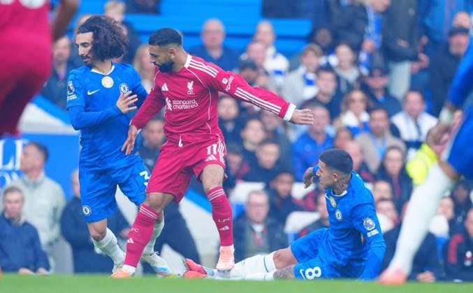 Mohamed Salah of Liverpool catches Enzo Fernandez of Chelsea on the shin Chelsea v Liverpool, Premier League, Football, Stamford Bridge, London, UK - 04 Oct 2025London Stamford Bridge United Kingdom EDITORIAL USE ONLY No use with unauthorised audio, video, data, fixture lists, club league logos or live services. Online in-match use limited to 120 images, no video emulation. No use in betting, games or single club league player publications. Copyright: xJavierxGarcia Shutterstockx 15515828o