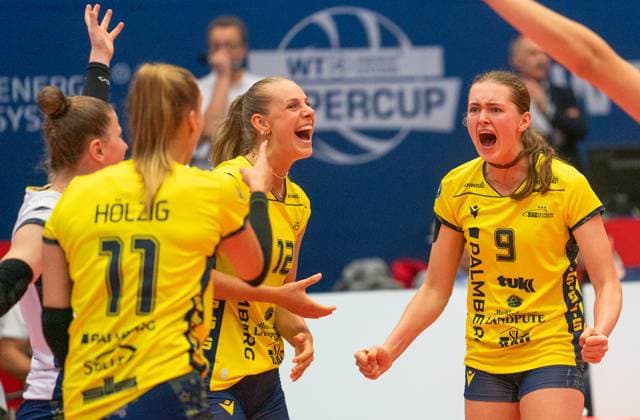 4.10.2025, Volleyball, Frauen, VBL, 1. VBL, 1. Volleyball-Bundesliga, Saison 2025 2026, Superchp-Finale, Dresdner SC - SSC Palmberg Schwerin, Leana Grozer (SSC Palmberg Schwerin, re.) jubelt mit Hannah Kohn (SSC Palmberg Schwerin, 2.v.re.), Anne Hölzig (SSC Palmberg Schwerin, 2.v.li.) und Florien Reesink (SSC Palmberg Schwerin, li.) Dresden Margon Arena Sachsen Deutschland