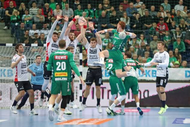 Handball DAIKIN HBL: SC DHfK Leipzig - SG Flensburg-Handewitt; 04.10.2025 Tomas Piroch (7, SC DHfK Leipzig) versucht es gegen den kompakten Abwehrblock. Handball, DAIKIN HBL, 1. Bundesliga, Saison 2025 2026, 7. Spieltag: SC DHfK Leipzig vs. SG Flensburg-Handewitt am 04.10.2025 in der Quarterback Immobilien Arena Leipzig. Copyright: xBEAUTIFULxSPORTS JanxKaeferx