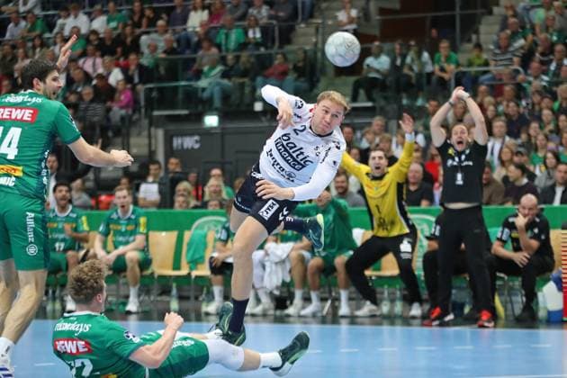 Handball DAIKIN HBL: SC DHfK Leipzig - SG Flensburg-Handewitt; 04.10.2025 Simon Pytlick (2, SG Flensburg-Handewitt) wirft. Handball, DAIKIN HBL, 1. Bundesliga, Saison 2025 2026, 7. Spieltag: SC DHfK Leipzig vs. SG Flensburg-Handewitt am 04.10.2025 in der Quarterback Immobilien Arena Leipzig. Copyright: xBEAUTIFULxSPORTS JanxKaeferx