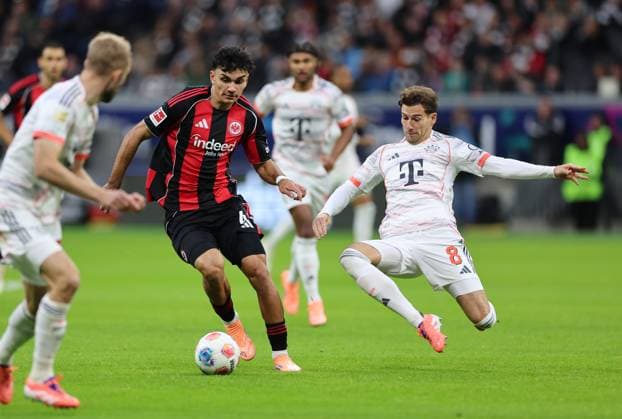 04.10.2025, Fussball Bundesliga, Eintracht Frankfurt - FC Bayern München, v.l., Can Uzun (Eintracht Frankfurt), Leon Goretzka (FC Bayern München) DFL DFB REGULATIONS PROHIBIT ANY USE OF PHOTOGRAPHS AS IMAGE SEQUENCES AND OR QUASI-VIDEO. xdcx Copyright: HMBxMedia Claus