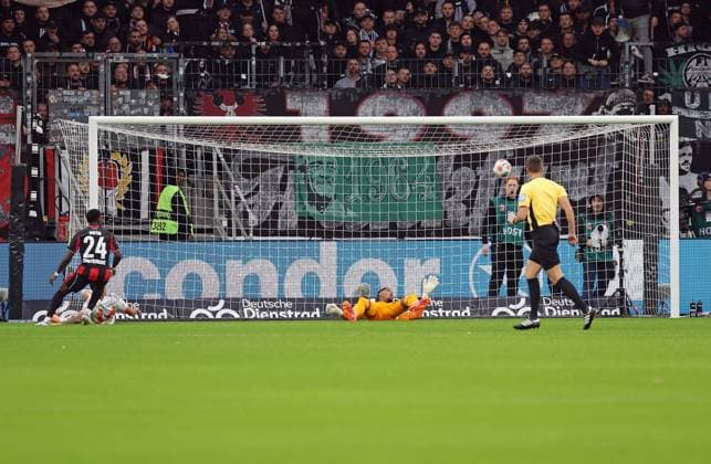04.10.2025, xovx, Fußball Bundesliga, Eintracht Frankfurt - FC Bayern München v.l. Aurelio Buta (Eintracht Frankfurt), Luis DIaz (FC Bayern München) mit dem Tor zum 0:1, Kaua Santos (Eintracht Frankfurt) (DFL DFB REGULATIONS PROHIBIT ANY USE OF PHOTOGRAPHS as IMAGE SEQUENCES and or QUASI-VIDEO) emspor Frankfurt am Main
