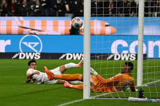 04.10.2025, xjhx, Fussball 1.Bundesliga, Eintracht Frankfurt - FC Bayern München v.l. Luis Diaz (FC Bayern Muenchen) Torschuetze, erzielt das Tor, Treffer, scores the goal 0:1 Kaua Santos (Eintracht Frankfurt) (DFL DFB REGULATIONS PROHIBIT ANY USE OF PHOTOGRAPHS as IMAGE SEQUENCES and or QUASI-VIDEO) Frankfurt am Main