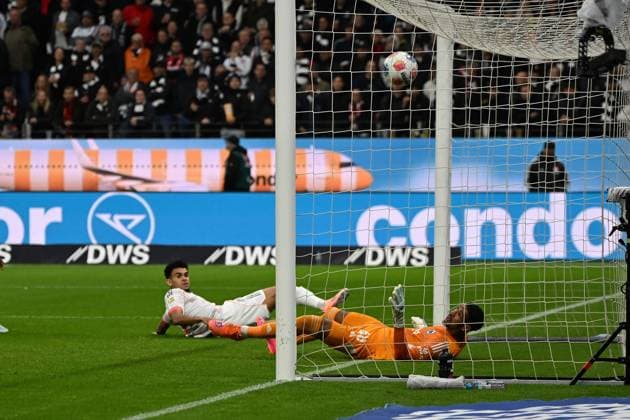 04.10.2025, xjhx, Fussball 1.Bundesliga, Eintracht Frankfurt - FC Bayern München v.l. Luis Diaz (FC Bayern Muenchen) Torschuetze, erzielt das Tor, Treffer, scores the goal 0:1 Kaua Santos (Eintracht Frankfurt) (DFL DFB REGULATIONS PROHIBIT ANY USE OF PHOTOGRAPHS as IMAGE SEQUENCES and or QUASI-VIDEO) Frankfurt am Main