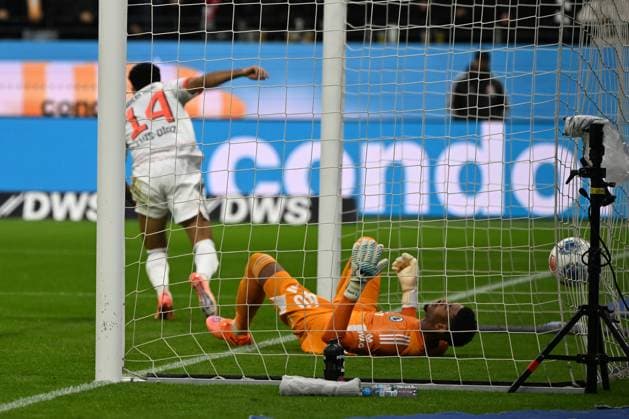 04.10.2025, xjhx, Fussball 1.Bundesliga, Eintracht Frankfurt - FC Bayern München v.l. Torjubel nach dem Tor zum celebrating the goal celebrate 0:1 durch Luis Diaz (FC Bayern Muenchen) (DFL DFB REGULATIONS PROHIBIT ANY USE OF PHOTOGRAPHS as IMAGE SEQUENCES and or QUASI-VIDEO) Frankfurt am Main