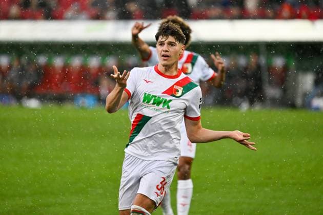 GER, Bayern, Augsburg, Fussball, FC Augsburg - VfL Wolfsburg, in der WWK Arena, Augsburg, 6. Spieltag, 04.10.25, v.l. Mert Koemuer (FC Augsburg, 36), Beschwert sich bei dem Schiedsrichter, Frust DFL DFB regulations prohibit any use of photographs as image sequences and or quasi-video, Copyright: HMB-Media MichaelxNibel