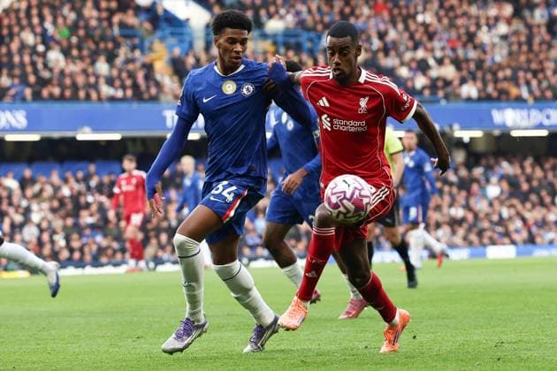 Chelsea v Liverpool Premier League 04 10 2025. Alexander Isak of Liverpool and Josh Acheampong of Chelsea during the Premier League match between Chelsea and Liverpool at Stamford Bridge, London, England on 4 October 2025. London Stamford Bridge Greater London England Editorial use only DataCo restrictions apply See www.football-dataco.com , Copyright: xPaulxPhelanx PSI-22980-0030