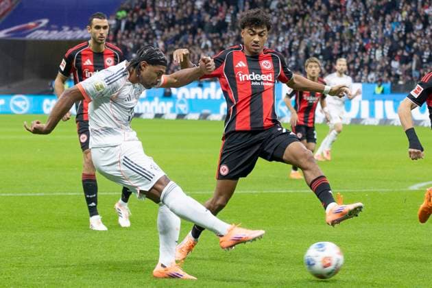 1. Fussball Bundesliga: Eintracht Frankfurt - FC Bayern München, 04.10.2025 Serge Gnabry (FC Bayern München 7) legt den Ball auf für das frühe Tor zum 1:0 für den FC Bayern, Eintracht Frankfurt - FC Bayern München, Frankfurt, Deutsche Bank Park, 4.10.2025 Copyright: xBEAUTIFULxSPORTS Gawlikx