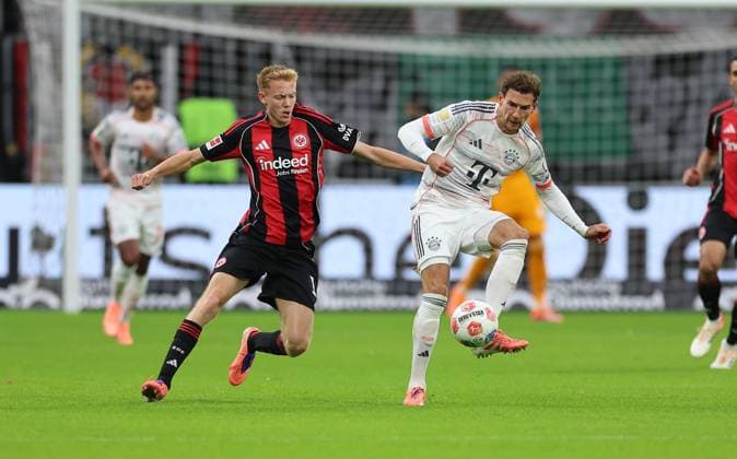 04.10.2025, Fussball Bundesliga, Eintracht Frankfurt - FC Bayern München, v.l., Hugo Larsson (Eintracht Frankfurt), Leon Goretzka (FC Bayern München) DFL DFB REGULATIONS PROHIBIT ANY USE OF PHOTOGRAPHS AS IMAGE SEQUENCES AND OR QUASI-VIDEO. xdcx Copyright: HMBxMedia Claus