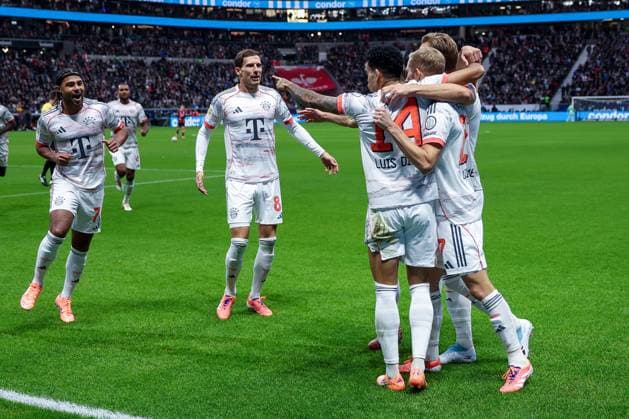 Jubel bei Serge Gnabry 7 (FC Bayern Muenchen), Leon Goretzka 8 (FC Bayern Muenchen) Luis Diaz 14 (FC Bayern Muenchen) und Konrad Laimer 27 (FC Bayern Muenchen) nach dem 0:1, Eintracht Frankfurt vs. FC Bayern Muenchen, DFL, Bundesliga, Saison 2025 2026, Deutsche Bank Park, Hinrunde, 6. Spieltag, 04.10.2025 DFB regulations prohibit any use of photographs as image sequences and or quasi-video Frankfurt Hessen Deutschland