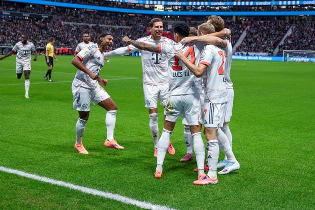 Jubel bei Serge Gnabry 7 (FC Bayern Muenchen), Leon Goretzka 8 (FC Bayern Muenchen) Luis Diaz 14 (FC Bayern Muenchen) und Konrad Laimer 27 (FC Bayern Muenchen) nach dem 0:1, Eintracht Frankfurt vs. FC Bayern Muenchen, DFL, Bundesliga, Saison 2025 2026, Deutsche Bank Park, Hinrunde, 6. Spieltag, 04.10.2025 DFB regulations prohibit any use of photographs as image sequences and or quasi-video Frankfurt Hessen Deutschland