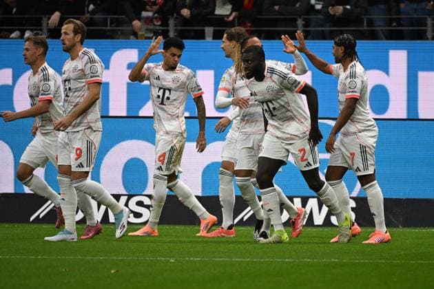 04.10.2025, xjhx, Fussball 1.Bundesliga, Eintracht Frankfurt - FC Bayern München v.l. Torjubel nach dem Tor zum celebrating the goal celebrate 0:1 durch Luis Diaz (FC Bayern Muenchen) (DFL DFB REGULATIONS PROHIBIT ANY USE OF PHOTOGRAPHS as IMAGE SEQUENCES and or QUASI-VIDEO) Frankfurt am Main