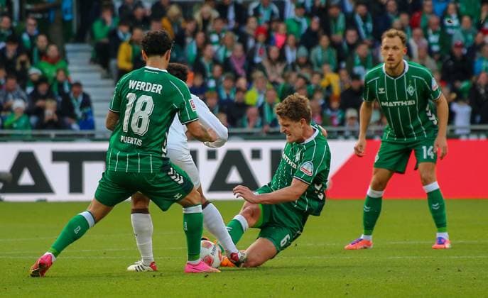 Deutschland: Fussball Bundesliga 2025 26, 6. Spieltag - SV Werder Bremen vs FC St.Pauli - Weserstadion-Stadion (Bremen): Cameron Puertas (SV Werder Bremen, 18) Jens Stage (SV Werder Bremen, 6) Bremen Copyright: xAymanxAlahmedx
