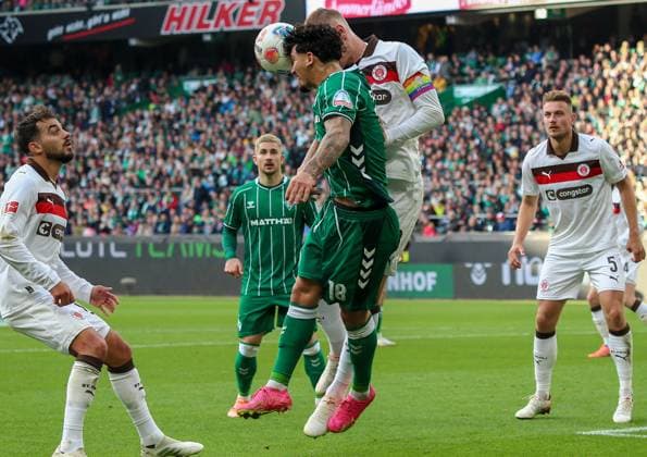 Deutschland: Fussball Bundesliga 2025 26, 6. Spieltag - SV Werder Bremen vs FC St.Pauli - Weserstadion-Stadion (Bremen): Cameron Puertas (SV Werder Bremen, 18) Eric Smith (FC St. Pauli, 8) Bremen Copyright: xAymanxAlahmedx