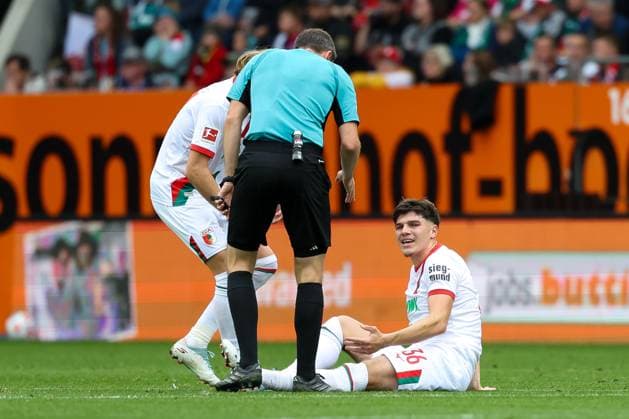 Mert Koemuer 36 (FC Augsburg) verletzt am Boden, FC Augsburg vs. VfL Wolfsburg, Fussball, 1. Bundesliga, 6. Spieltag, 04.10.2025 DFB regulations prohibit any use of photographs as image sequences and or quasi-video Augsburg Bayern Deutschland