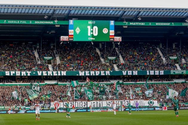 St Pauli Banner im Bremen bremer Fanblock Seite an Seite Fanfreundschaft Deutschland , Bremen , Weserstadion , Fussball , 1. Bundesliga , SV Werder Bremen - FC St Pauli