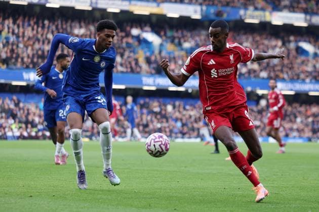London, England, 4th October 2025. Josh Acheampong of Chelsea and Alexander Isak of Liverpool challenge for the ball during the Chelsea vs Liverpool Premier League match at Stamford Bridge, London. Picture credit should read: Paul Terry Sportimage EDITORIAL USE ONLY. No use with unauthorised audio, video, data, fixture lists, club league logos or live services. Online in-match use limited to 120 images, no video emulation. No use in betting, games or single club league player publications. SPI_012_PT_Chelsea_Liverpool SPI-4196-0012