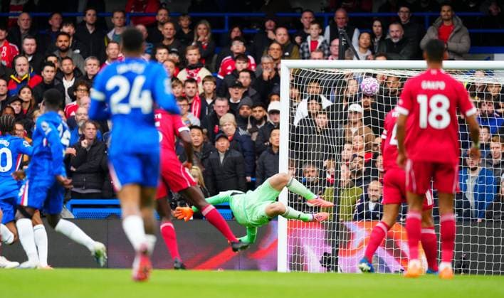 Moisàs Caicedo of Chelsea scores the opening goal Chelsea v Liverpool, Premier League, Football, Stamford Bridge, London, UK - 04 Oct 2025London Stamford Bridge United Kingdom EDITORIAL USE ONLY No use with unauthorised audio, video, data, fixture lists, club league logos or live services. Online in-match use limited to 120 images, no video emulation. No use in betting, games or single club league player publications. Copyright: xJavierxGarcia Shutterstockx 15515828q