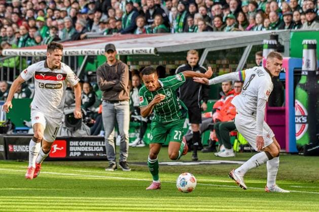 Arkadiusz Pyrka Eric Smith ( Pauli ) 27 Felix Agu ( Bremen ) Deutschland , Bremen , Weserstadion , Fussball , 1. Bundesliga , SV Werder Bremen - FC St Pauli